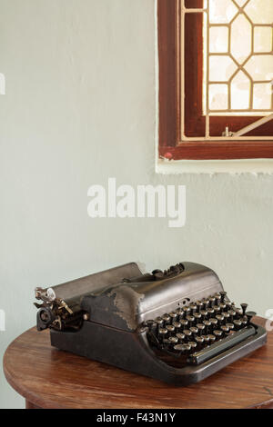 Une machine à écrire vintage en état de siège non utilisés sur un vieux bureau. Banque D'Images