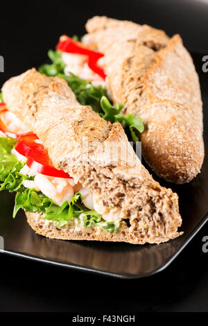 Sandwich à la crevette sur la verticale de la plaque noire Banque D'Images