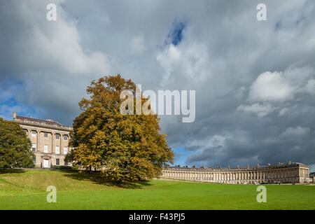 Le célèbre Royal Crescent à Bath, en Angleterre. Après-midi d'automne. Banque D'Images