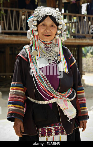 Vieille Femme Akha portant une coiffe traditionnelle de l'argent dans un village autour de Kengtung (Kyaingtong), l'État de Shan, Myanmar Banque D'Images