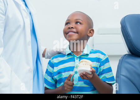 Enseignement dentiste boy comment brosser les dents Banque D'Images