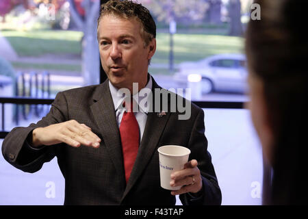 Sioux City, Iowa, États-Unis. 14Th Oct, 2015. Candidat présidentiel républicain et des États-Unis Sen. PAUL RAND (R-KY), parle d'un voyage en avion avec les administrateurs de campus alors qu'il faisait campagne à Morningside College à Sioux City, Iowa, le mercredi matin, 14 octobre, 2015, au cours de sa visite au collège 10 000 de l'Iowa. Paul a parlé de création Washington n'écoutent pas les étudiants et les démocrates et républicains travaillent ensemble pour garder les mêmes politiques et de dépenses. Credit : Jerry Mennenga/ZUMA/Alamy Fil Live News Banque D'Images