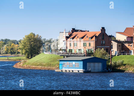 Au port de Wittenberge, Elbe, un hangar à bateaux et un restaurant, Elbe Randonnée à vélo, entre Dömitz et Havelberg, Brandebourg, Banque D'Images