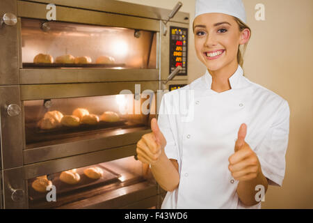 Baker smiling at camera à côté de four Banque D'Images