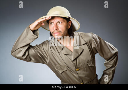 Funny Safari hunter contre l'arrière-plan Banque D'Images