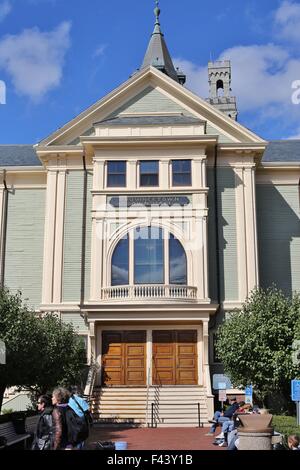 Les gens en face de l'hôtel de ville de Provincetown dans le Massachusetts. Banque D'Images