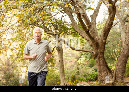 Senior man working out in park Banque D'Images