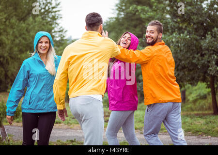 Friends having fun on a hike Banque D'Images