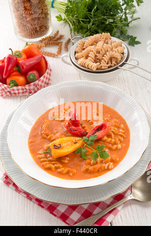 Soupe de poivre aussi plein de nouilles de grain Banque D'Images