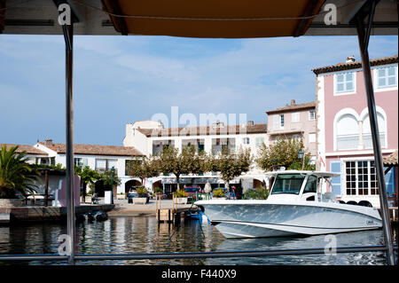 Grimaud, France- 27 septembre, 2015. Les bâtiments du front de mer à Port Grimaud, Côte d'Azur, France Banque D'Images