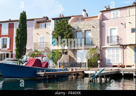 Bâtiments et des yachts en front de Port Grimaud, Côte d'Azur, France Banque D'Images