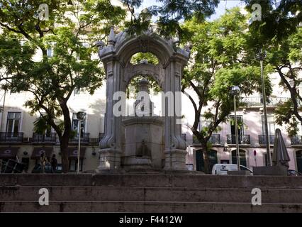 Lisbonne, Portugal - 24 octobre 2014 : Fontaine de Largo do Carmo à Lisbonne, devant les ruines du couvent, entourée d'arbres Banque D'Images