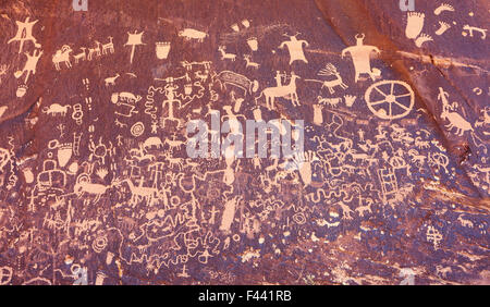 D'anciens symboles de la texture, de pétroglyphes sur Newspaper Rock, Utah, USA. Banque D'Images