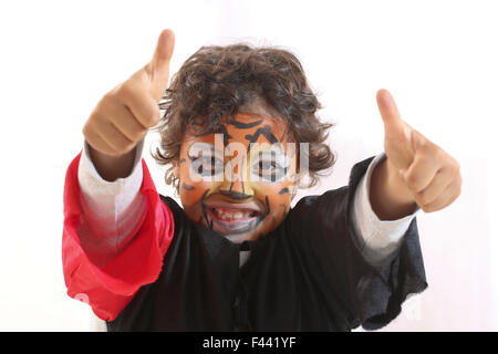 Happy Young boy avec son visage peint comme un tigre Banque D'Images