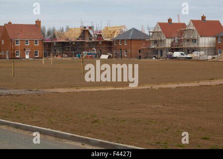 De nouveaux logements, de nouvelles maisons. Développement sur un site vierge. Stalham. Le Norfolk. L'East Anglia. L'Angleterre. UK. 2015 Banque D'Images