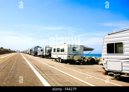 Camping cars et caravanes sans rouler sur PCH - Pacific Coast Highway Route 1 juste à l'extérieur de Ventura en Californie Banque D'Images