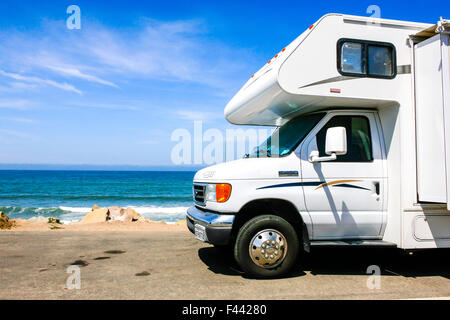 Camping cars et caravanes sans rouler sur PCH - Pacific Coast Highway Route 1 juste à l'extérieur de Ventura en Californie Banque D'Images