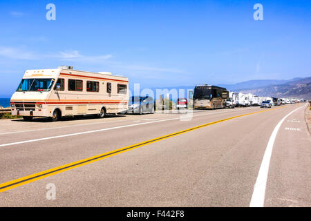 Camping cars et caravanes sans rouler sur PCH - Pacific Coast Highway Route 1 juste à l'extérieur de Ventura en Californie Banque D'Images