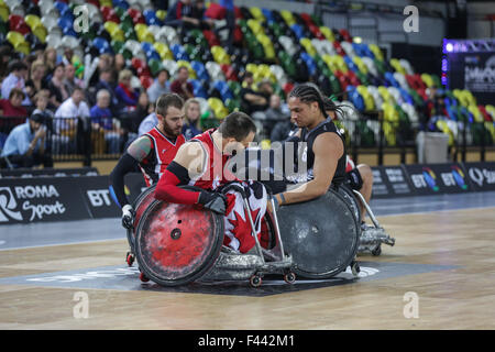 Londres, Royaume-Uni. 14 octobre, 2015. La défaite du Canada Nouvelle-zélande 55-34 dans le monde de Rugby en fauteuil roulant au défi de cuivre, Queen Elizabeth Olympic Park, Londres, UK. Nouvelle Zélande 14 Cody Everson abordés par joueur canadien Fabien Lavoie . !4ème octobre, 2015. copyright Carol Moir/Alamy Live News Banque D'Images