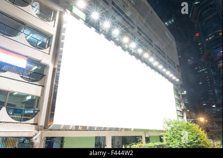 Un grand vide blank billboard pendant la nuit Banque D'Images