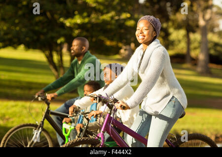 Vue latérale d'une jeune famille de faire une randonnée à vélo Banque D'Images