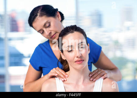 Massage du dos faisant thérapeute à son patient Banque D'Images