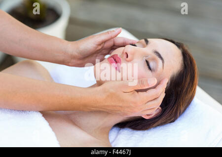 Brunette recevant head massage Banque D'Images