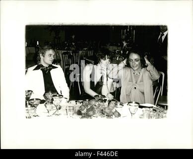 1983 - Mikhaïl Barychnikov, Liza Minnelli et Elizabeth Taylor Golden Globes © Keystone Photos USA/ZUMAPRESS.com/Alamy Live News Banque D'Images