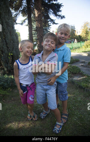 Les jeunes garçons qui pose pour un portrait. Deux frères avec leur jeune cousin sur la gauche. Banque D'Images