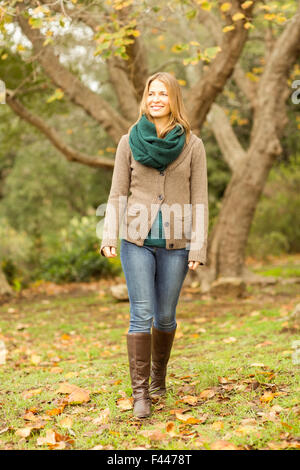 Smiling woman walking à l'appareil photo Banque D'Images