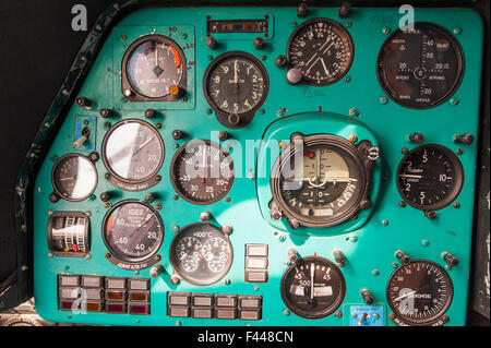 Détails de l'intérieur du poste de pilotage d'hélicoptères Mil Mi-8 Banque D'Images