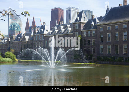 L'extérieur de l'Binnenhof, ou des Pays-Bas Le Parlement bâtiment à La Haye, comme vu sur le Hofvijver Lake et de la fontaine. Banque D'Images