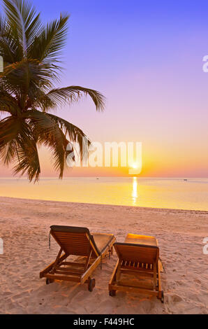 Des chaises longues sur la plage aux Maldives Banque D'Images