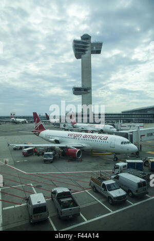 L'emblématique tour de contrôle de la circulation aérienne à l'Aéroport International JFK à New York. Banque D'Images