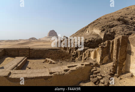 Vue de la pyramide de Meidum façade de la niche 16 Mastaba, Fayoum, vallée du Nil, l'Egypte Banque D'Images