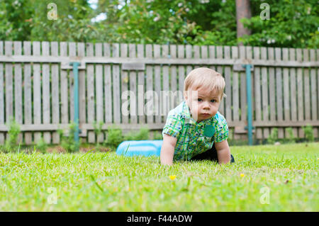 Mignon bébé ramper dans l'herbe Banque D'Images