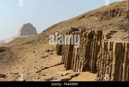 Vue de la pyramide de Meidum façade de la niche 16 Mastaba, Fayoum, vallée du Nil, l'Egypte Banque D'Images