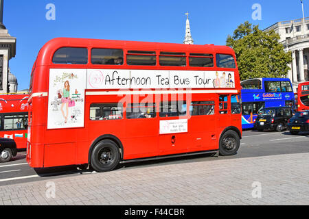 "Le thé de l'après-midi' tour à bord de l'iconic London double decker bus Routemaster rouge vu à Trafalgar Square London England UK Banque D'Images