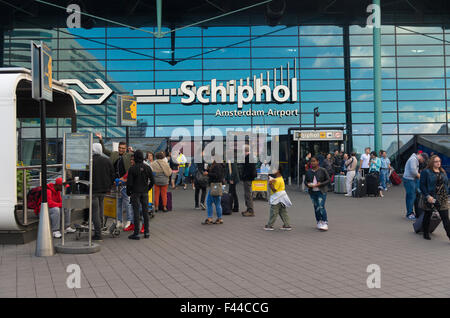 AMSTERDAM - 28 août 2015 : pas de voyageurs à l'entrée principale de l'aéroport d'Amsterdam Schiphol Banque D'Images