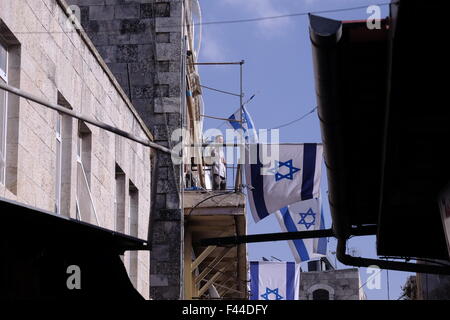 Un colon juif est vu dans un balcon d'une maison que les colons juifs ont pris en charge dans la rue Al Wad que les Israéliens appellent Haggai dans le quartier musulman, la vieille ville de Jérusalem Israël Banque D'Images