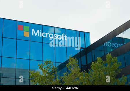 AMSTERDAM - 28 août 2015 : Logo Microsoft sur l'immeuble de bureaux à l'aéroport d'Amsterdam-Schiphol Banque D'Images