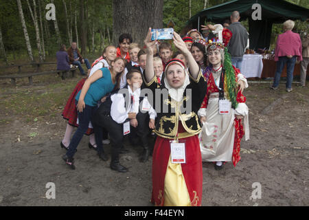 Avec différents danseurs selfies au plan international folk arts festival près de Zielona Gora, Pologne. Banque D'Images