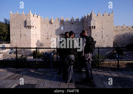 Des policiers israéliens armés montent la garde devant la porte de Damas dans la vieille ville de Jérusalem-Est Israël Banque D'Images