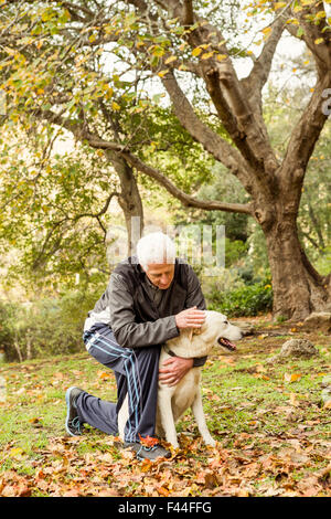 Man avec son chien dans le parc Banque D'Images