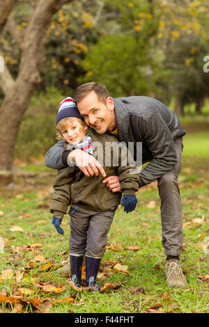 Heureux père posant avec son fils Banque D'Images