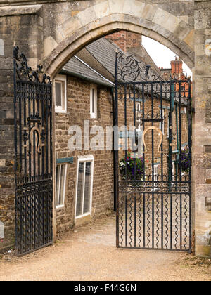 Arche en pierre et portes en fer forgé à l'entrée dans l'enceinte de la grande salle du château d'Oakham, oakham, Rutland, Angleterre, Royaume-Uni Banque D'Images