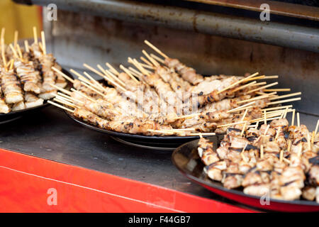 Les brochettes de poulet sur la plaque Banque D'Images