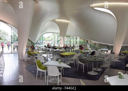 L'intérieur du Magazine Restaurant à la Serpentine Sackler Gallery dans les jardins de Kensington, Londres Angleterre Royaume-Uni UK Banque D'Images