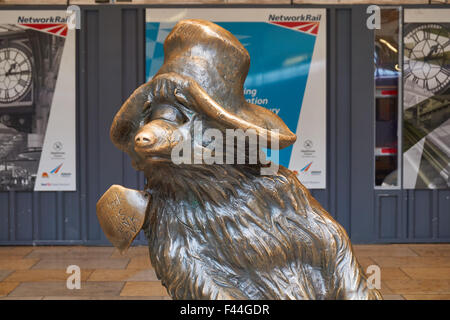 Statue de l'Ours Paddington à la gare ferroviaire de Paddington, Londres Angleterre Royaume-Uni UK Banque D'Images