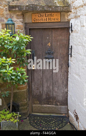 Ancien, en bois, chêne, avant, de la porte du chalet à 'La Petite Crooked House' en Uppingham, Rutland, England, UK. Banque D'Images